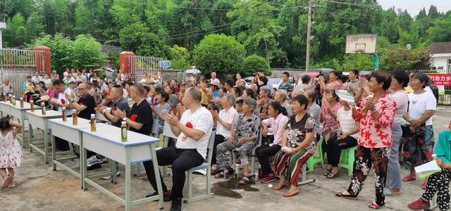 四川省通俗文艺研究会开展缅怀先烈暨“情系乡亲与爱同行”慰问活动