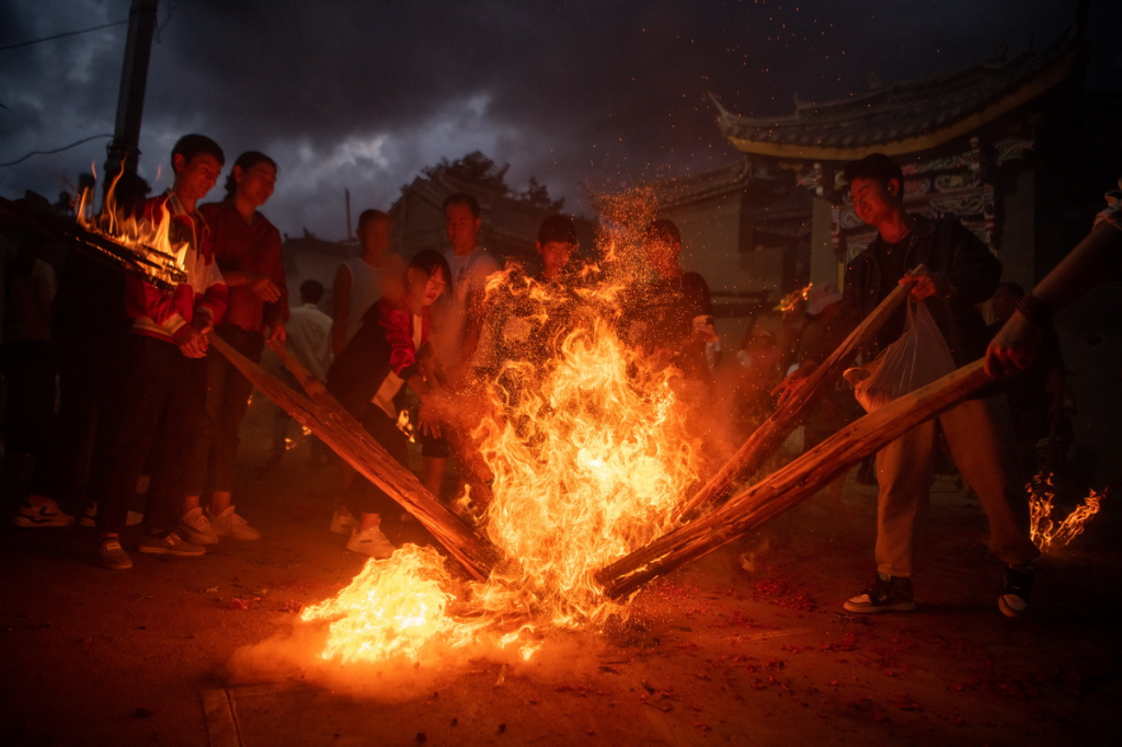 云南南涧：乡村火把狂欢夜