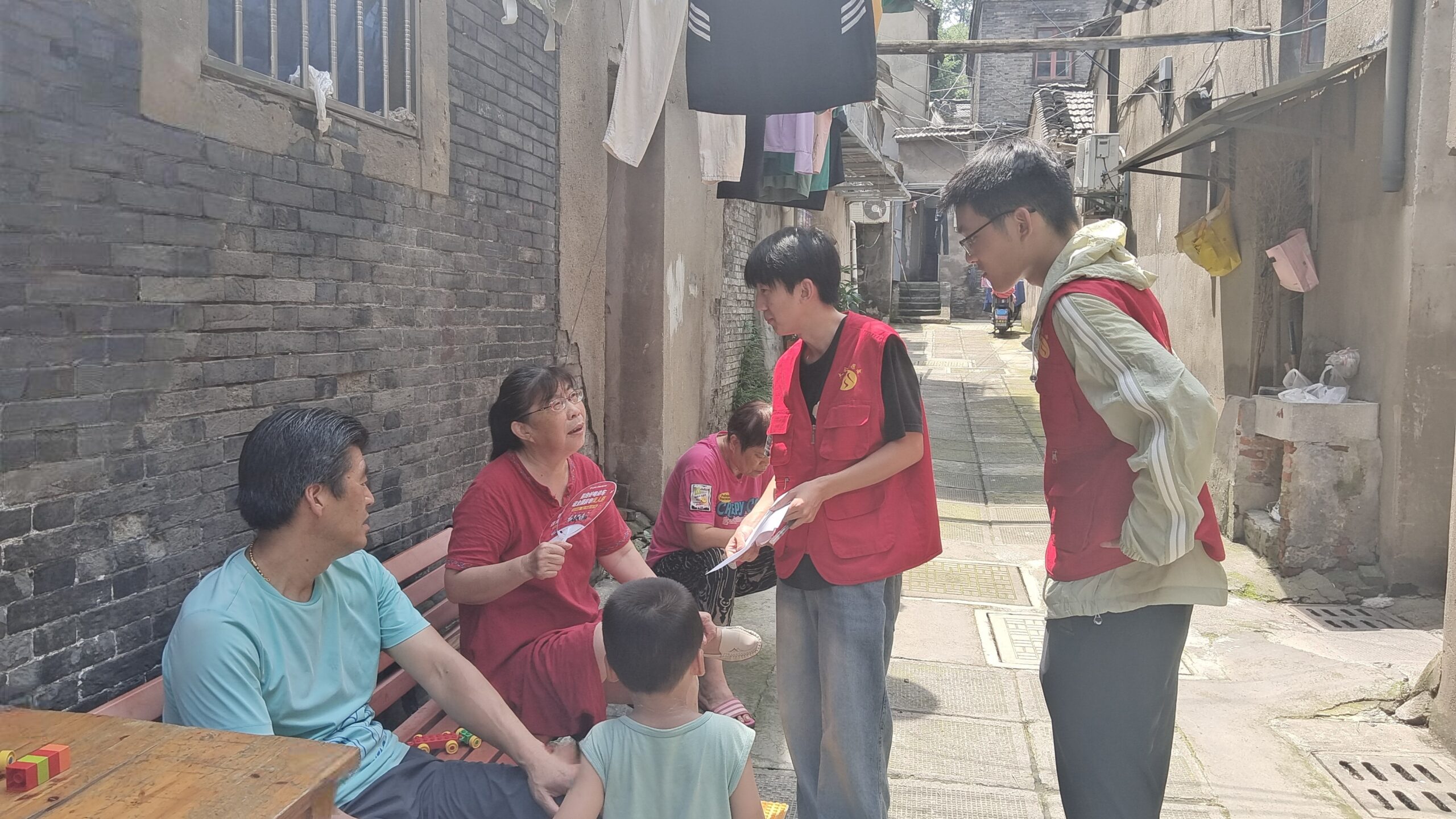 图为宣讲成员为社区居民讲述西柏坡精神