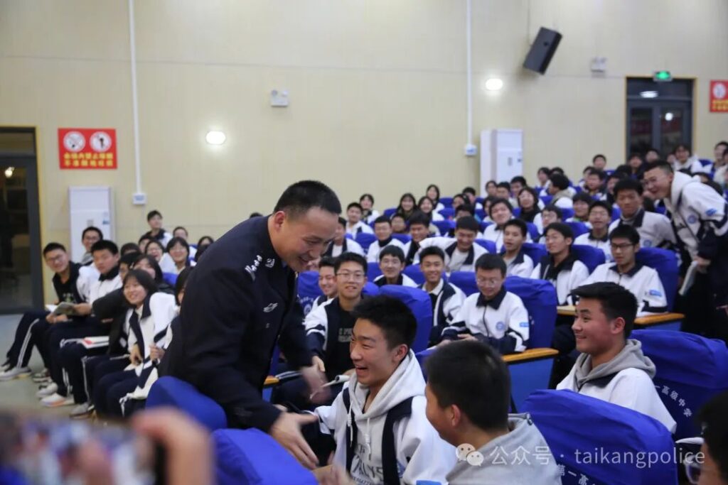 播撒法治安全种子 培育青春健康之花——太康县公安局长李豪杰进校园、讲法治